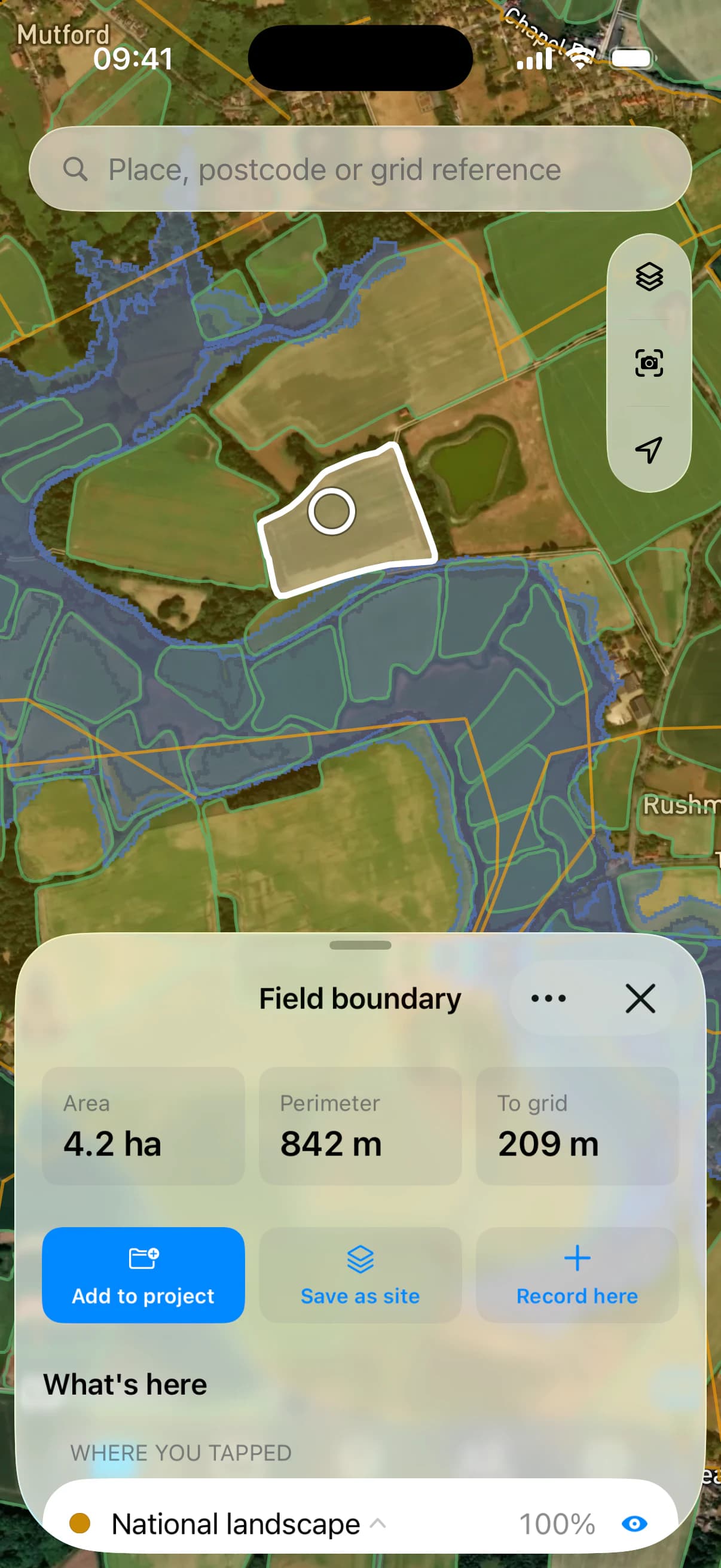 A field selected on iPhone, with its area, its perimeter and its distance to the grid.